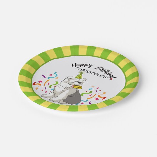 古い英国の牧羊犬のパーティーとのハッピーバースデー ペーパープレート (アングル)