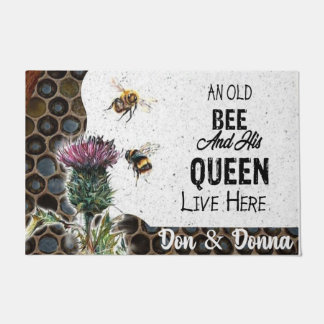 古い蜂と彼の女王はここに住んでいカスタムる ドアマット