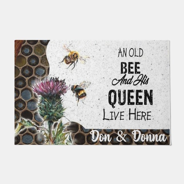 古い蜂と彼の女王はここに住んでいカスタムる ドアマット (正面)