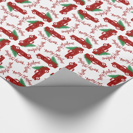 古い赤いトラックの新鮮な切り木はクリスマスを楽しむ ラッピングペーパー (角)