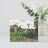 古い赤い納屋と錆びたトラックの葉書 ポストカード (スタンド正面)