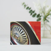 古い赤クラシック色の車のハブキャップタイヤ – ポストカード (スタンド正面)