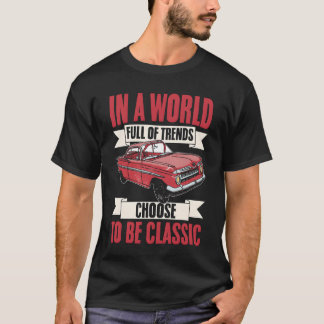 古い車+友達の多い世界で+女の子でいることを選ぶ Tシャツ