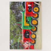 古い農業用トラクターが並んでいる ジグソーパズル (縦)