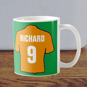 古い金ゴールドのサッカーシャツデザイン。 コーヒーマグカップ