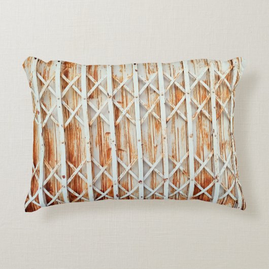 古い鉄のドアのパネルは錆びている。抽象芸術、アンティーク、 アクセントクッション (正面)