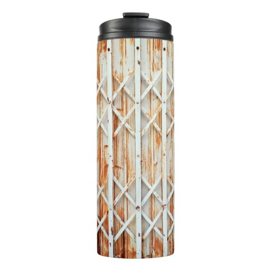 古い鉄のドアのパネルは錆びている。抽象芸術、アンティーク、 タンブラー (正面)