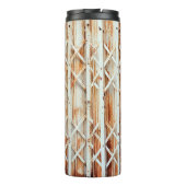 古い鉄のドアのパネルは錆びている。抽象芸術、アンティーク、 タンブラー (裏面)