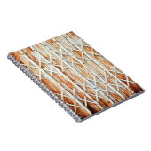 古い鉄のドアのパネルは錆びている。抽象芸術、アンティーク、 ノートブック (右側)