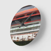 古い錆ついた ラウンド壁時計 (傾斜)