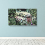 古い錆びたスクラップ車 キャンバスプリント (インサイチュ (ウッドフロア))