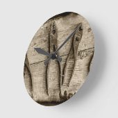 古い錆びた道具。 ラウンド壁時計 (傾斜)