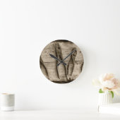 古い錆びた道具。 ラウンド壁時計 (ホーム)