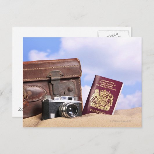 古い革のスーツケース、レトロカメラと ポストカード (正面/裏面)