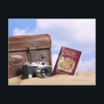 古い革のスーツケース、レトロカメラと ポストカード<br><div class="desc">AssetID: 114461267 / {RTimages} /レザースーツケース、レトロカメラと</div>