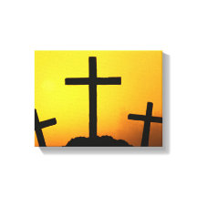 古い頑丈な木製の十字架でカルヴァリの丘で日没