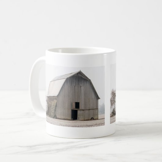 古い風化されたカントリーバーンの写真 コーヒーマグカップ (正面左)