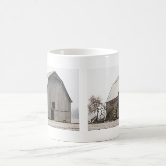 古い風化されたカントリーバーンの写真 コーヒーマグカップ (中央)