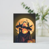 古い魔女がハロウィーン用のカボチャを彫る ポストカード (スタンド正面)