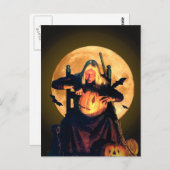 古い魔女がハロウィーン用のカボチャを彫る ポストカード (正面/裏面)