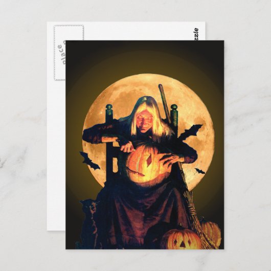 古い魔女がハロウィーン用のカボチャを彫る ポストカード (正面/裏面)