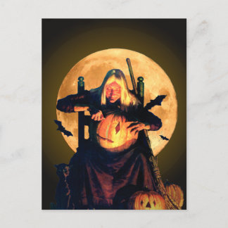 古い魔女がハロウィーン用のカボチャを彫る ポストカード