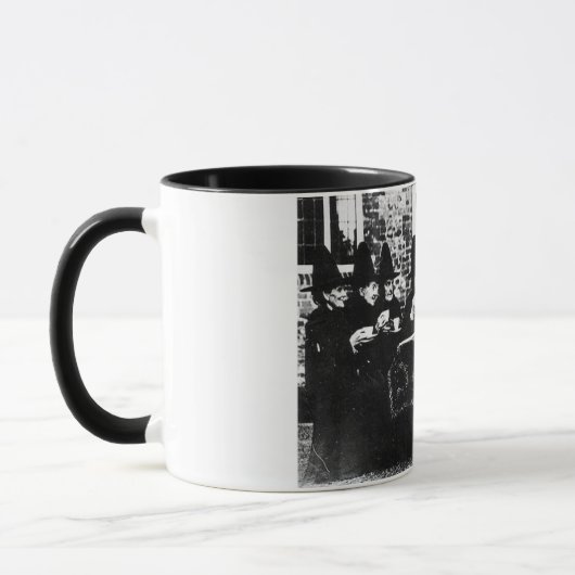古い魔法使いのお茶会のマグ マグカップ (左)