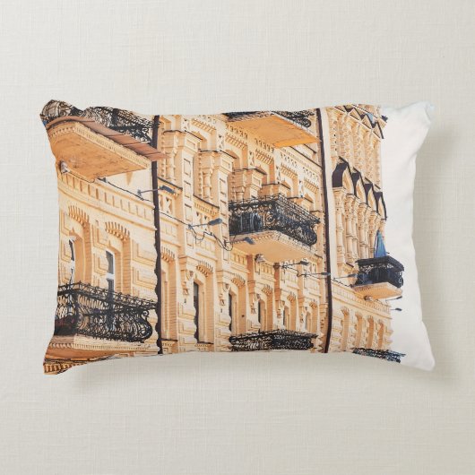 古い黄色い家に鉄製のバルコニーがあるf アクセントクッション (正面)