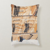 古い黄色い家に鉄製のバルコニーがあるf アクセントクッション (正面(垂直))