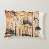 古い黄色い家に鉄製のバルコニーがあるf アクセントクッション (裏面)