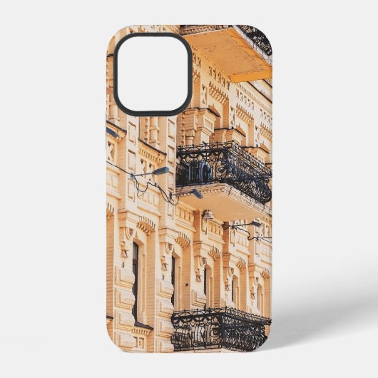 古い黄色い家に鉄製のバルコニーがあるf iPhoneケース (裏面)