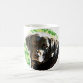 古い黒いラブラドールの写真のギフトをパーソナライズできる コーヒーマグカップ (中央)