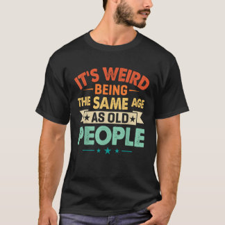古おもしろい人と同じ年だ Tシャツ