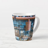 古くて錆びたアトラス帝国ディーゼルエンジンInde カフェラテマグ (右アングル)