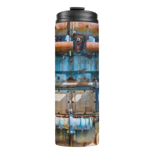 古くて錆びたアトラス帝国ディーゼルエンジンInde タンブラー (正面)