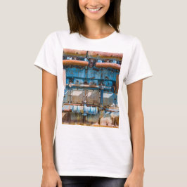 古くて錆びたアトラス帝国ディーゼルエンジンInde Tシャツ