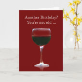 古くないあなたはワインの誕生日のおもしろカード カード (黄色い花)