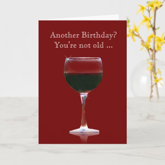 古くないあなたはワインの誕生日のおもしろカード カード (黄色い花)