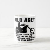 古くなる古くなるとき乗ることを止めません コーヒーマグカップ (中央)