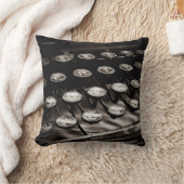 古く旧式なタイプライターは白黒を調整します クッション (ブランケット)