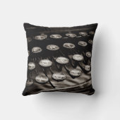 古く旧式なタイプライターは白黒を調整します クッション (裏面)