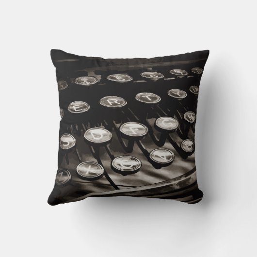 古く旧式なタイプライターは白黒を調整します クッション (裏面)