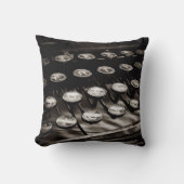 古く旧式なタイプライターは白黒を調整します クッション (正面)