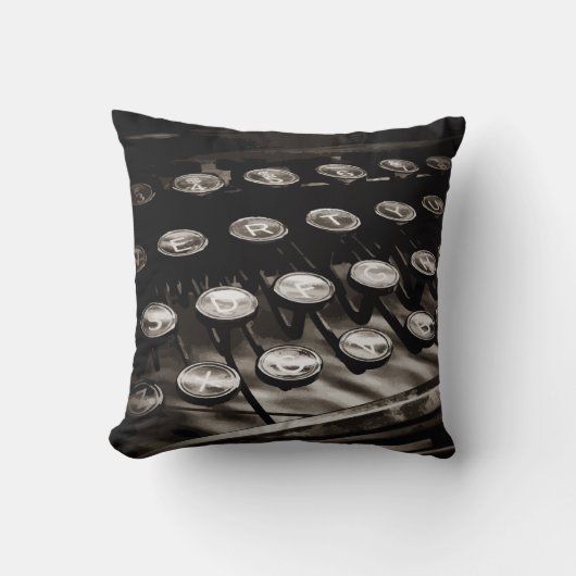 古く旧式なタイプライターは白黒を調整します クッション (正面)