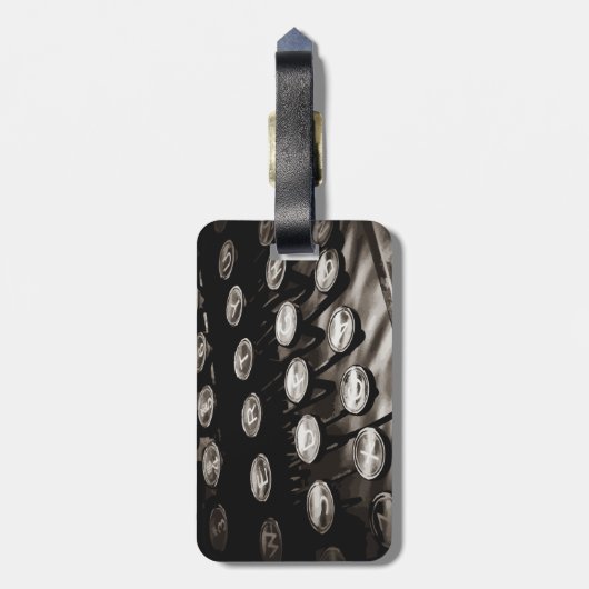 古く旧式なタイプライターは白黒を調整します ラゲッジタグ (裏面縦)