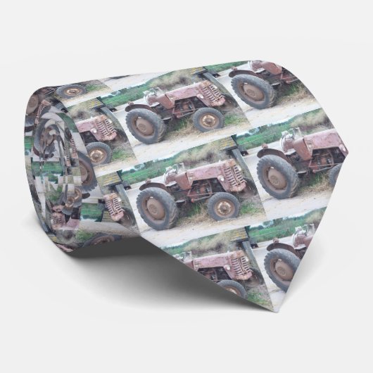 古く赤いトラクター ネクタイ (ロール)