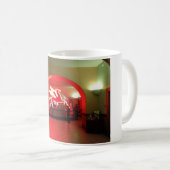 古く赤いロビーの古いマグノリアペガソス コーヒーマグカップ (正面右)