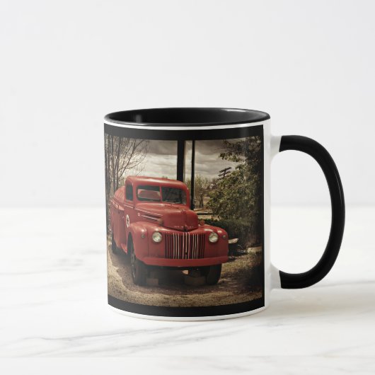 古く赤い普通消防車のコーヒー・マグ マグカップ (右)
