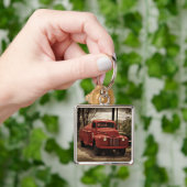 古く赤い普通消防車のkeychain キーホルダー (手)