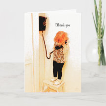 古く黒い電話で話している小さな女の子